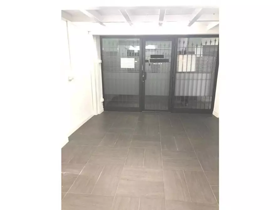 Immagine 3 di Locale commerciale in vendita  in VIA tuscolana 695 a Roma