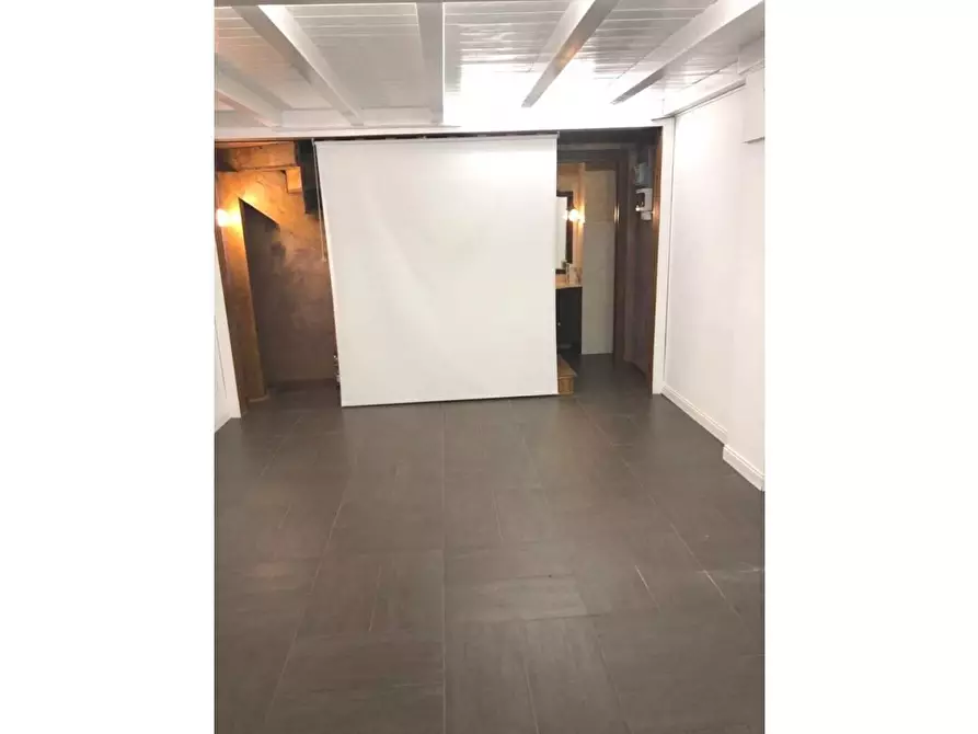 Immagine 4 di Locale commerciale in vendita  in VIA tuscolana 695 a Roma