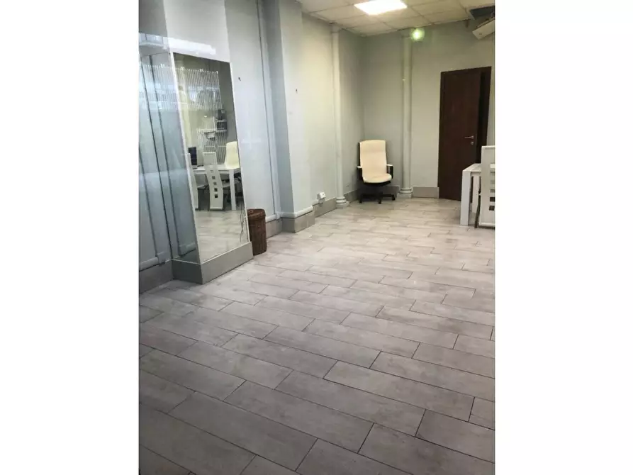 Immagine 5 di Locale commerciale in vendita  in VIA tuscolana 695 a Roma