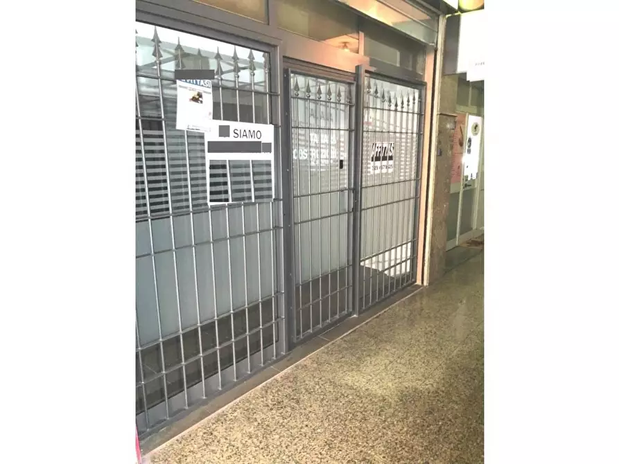 Immagine 9 di Locale commerciale in vendita  in VIA tuscolana 695 a Roma