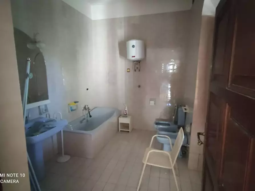 Immagine 14 di Palazzo in vendita  in PIAZZA vittorio emanuele a Rotondi