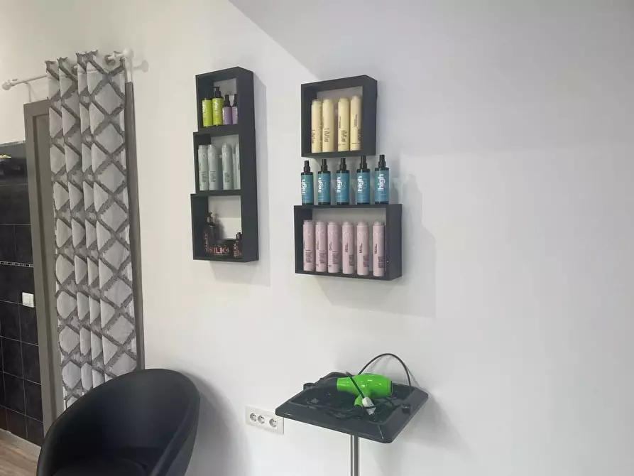 Immagine 3 di Attività commerciale in vendita  in VIA dei ciclamini 26 a Roma