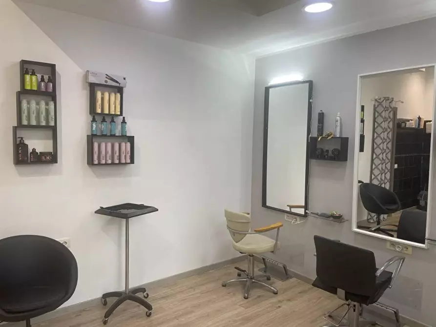 Immagine 5 di Attività commerciale in vendita  in VIA dei ciclamini 26 a Roma