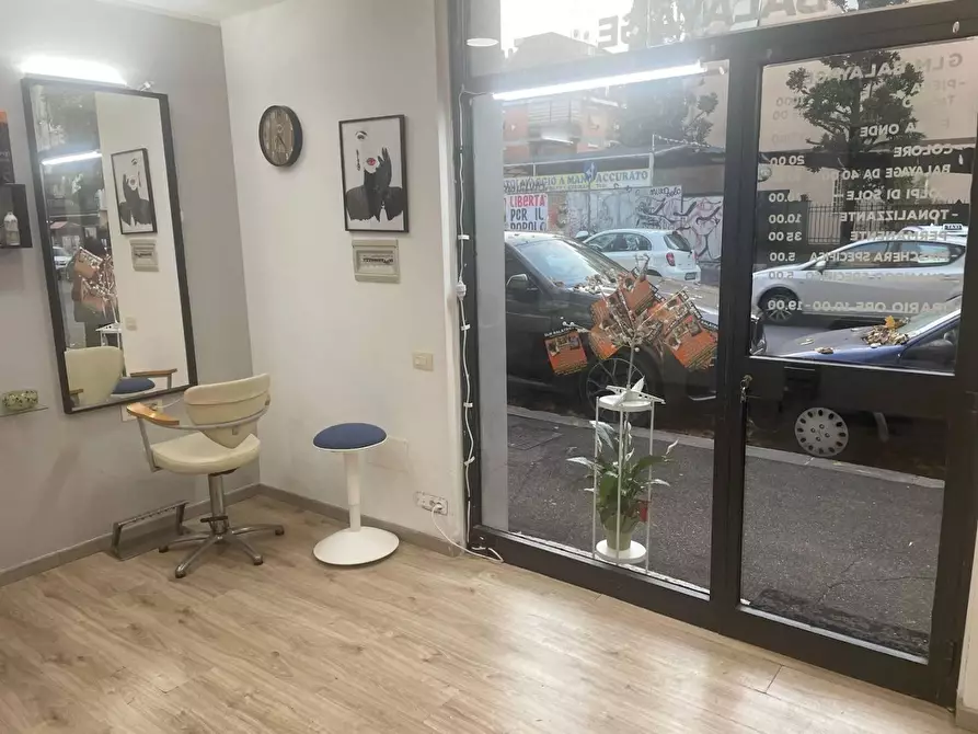 Immagine 8 di Attività commerciale in vendita  in VIA dei ciclamini 26 a Roma