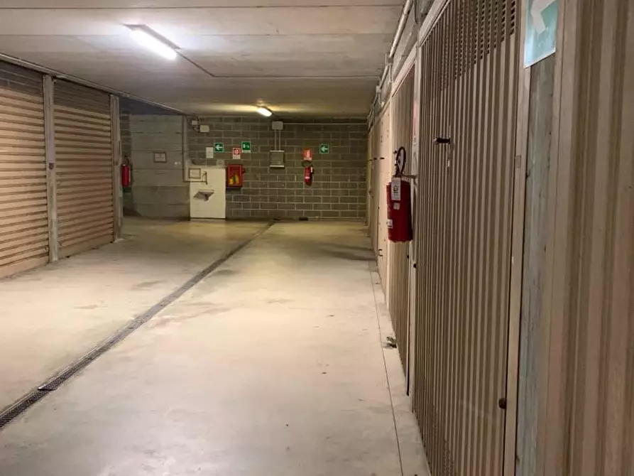 Immagine 2 di Box auto in vendita  in VIA dei sessanta 2 rosso a Genova