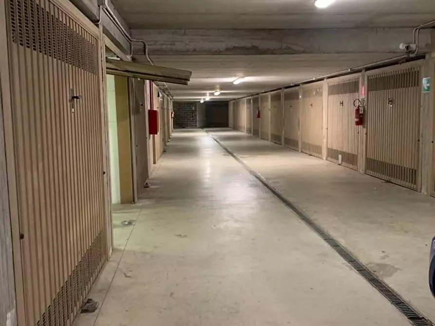 Immagine 3 di Box auto in vendita  in VIA dei sessanta 2 rosso a Genova