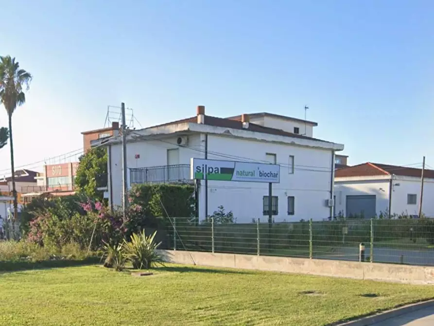 Immagine 4 di Locale commerciale in vendita  in VIA enrico mattei s.n.c a Crotone