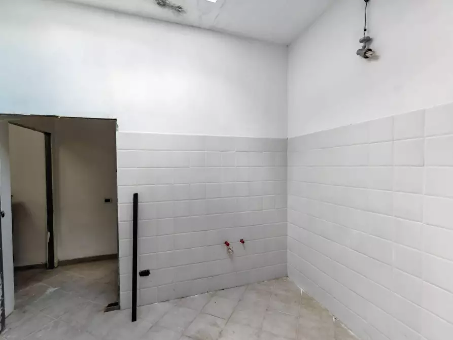 Immagine 10 di Locale commerciale in affitto  in VIA enrico  colosimo 22 a Lamezia Terme