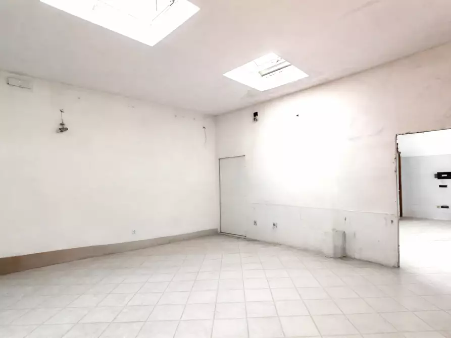 Immagine 7 di Locale commerciale in affitto  in VIA enrico  colosimo 22 a Lamezia Terme