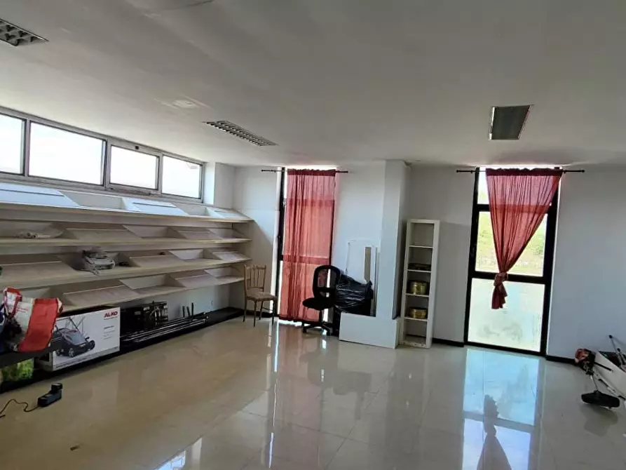 Immagine 2 di Capannone industriale in vendita  in VIA luigi enauidi 5 a Roma