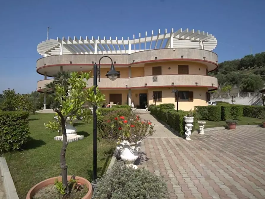 Immagine 1 di Villa in vendita  in VIA sei carpini 1 a Crotone