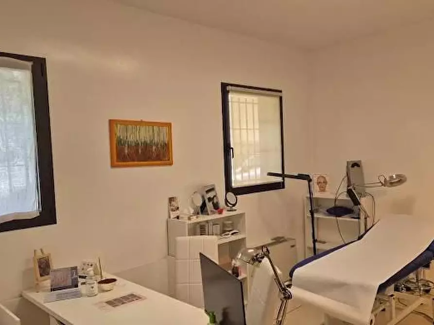 Immagine 2 di Locale commerciale in affitto  a Como