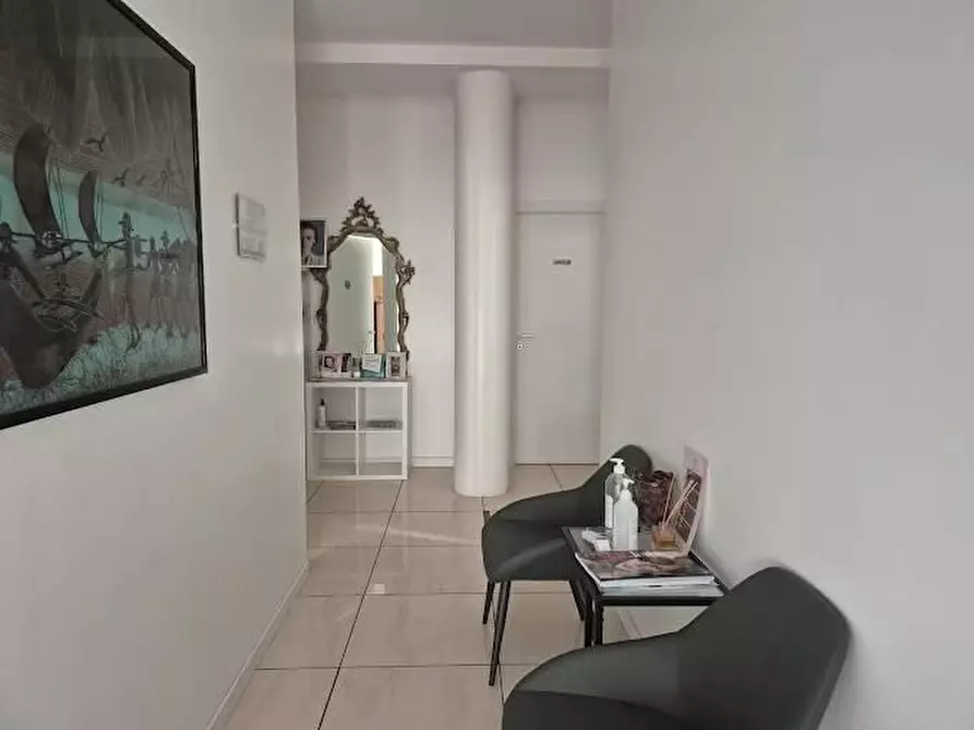 Immagine 1 di Locale commerciale in affitto  a Como