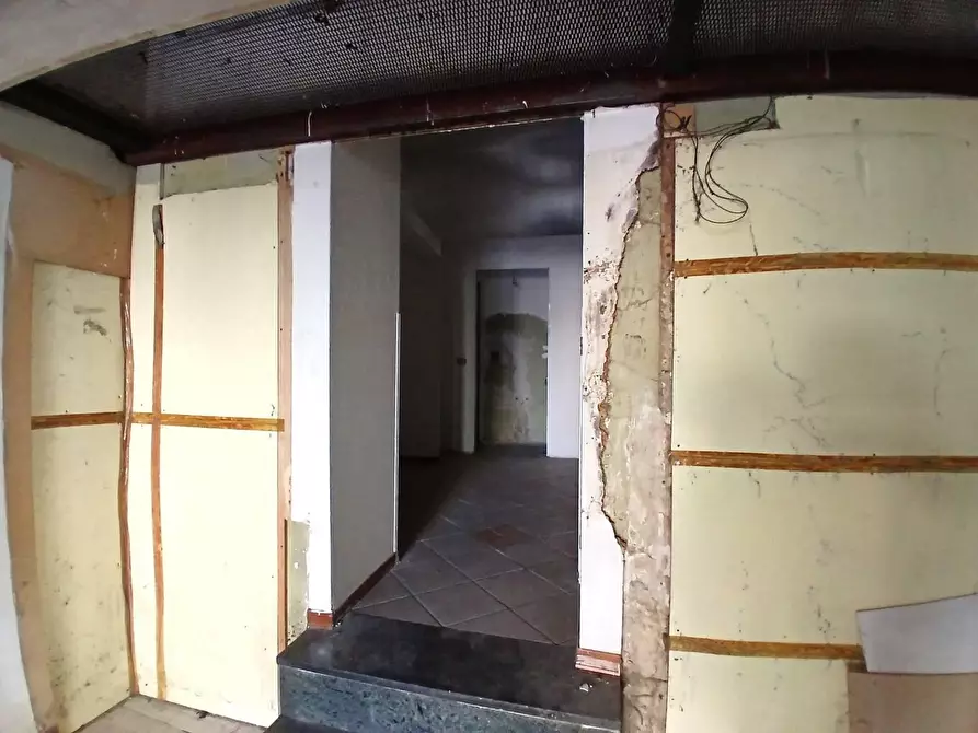 Immagine 10 di Locale commerciale in vendita  in CORSO campano a Qualiano