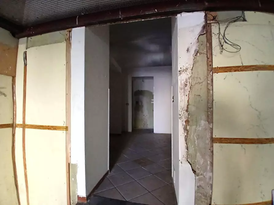 Immagine 11 di Locale commerciale in vendita  in CORSO campano a Qualiano