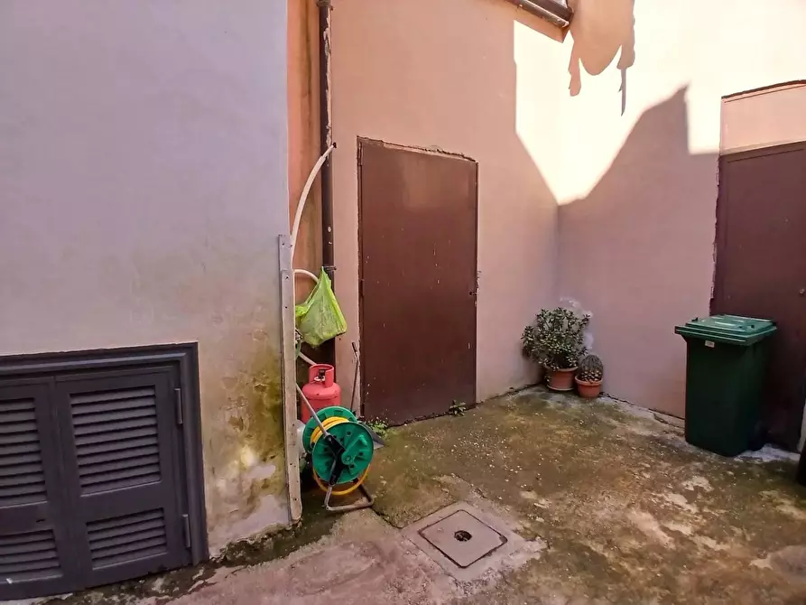 Immagine 15 di Locale commerciale in vendita  in CORSO campano a Qualiano