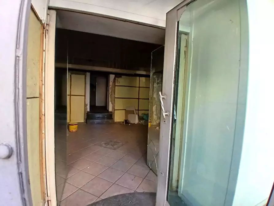 Immagine 2 di Locale commerciale in vendita  in CORSO campano a Qualiano