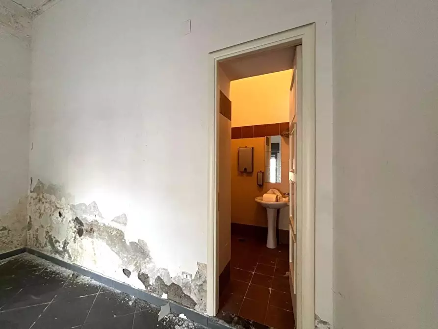 Immagine 16 di Locale commerciale in vendita  in VIA orologio a Villaricca
