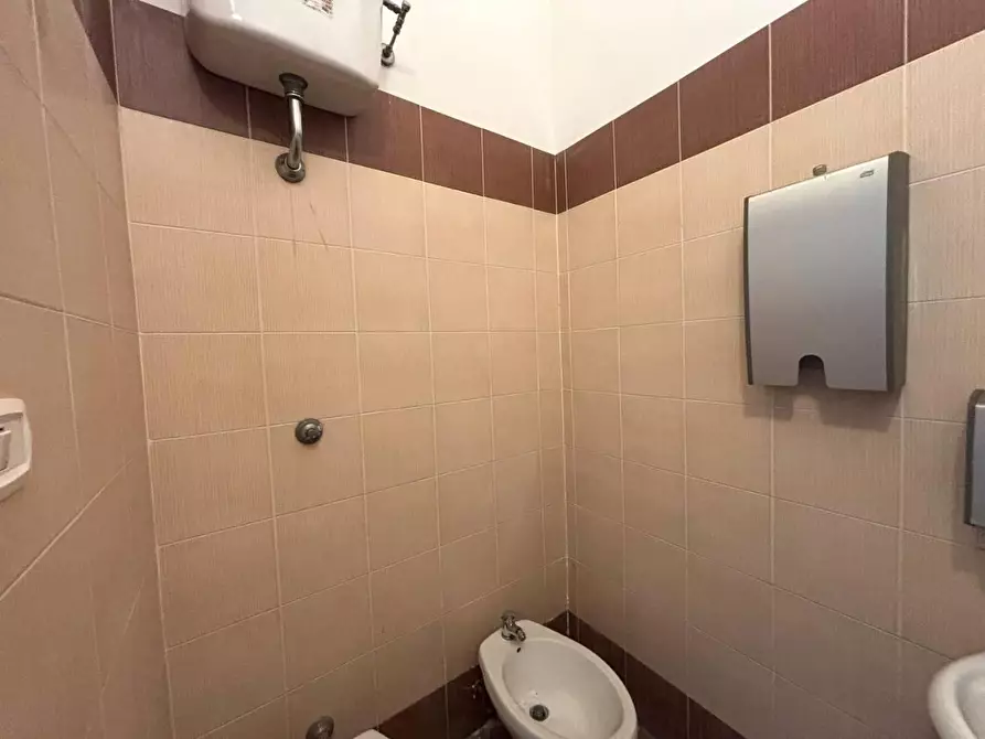 Immagine 17 di Locale commerciale in vendita  in VIA orologio a Villaricca