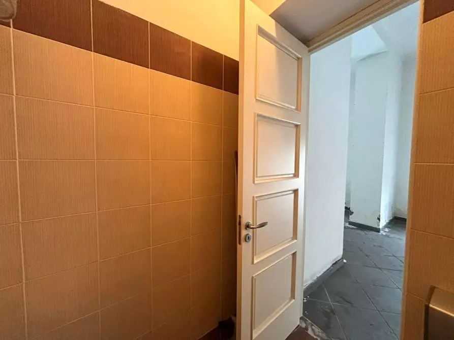 Immagine 18 di Locale commerciale in vendita  in VIA orologio a Villaricca