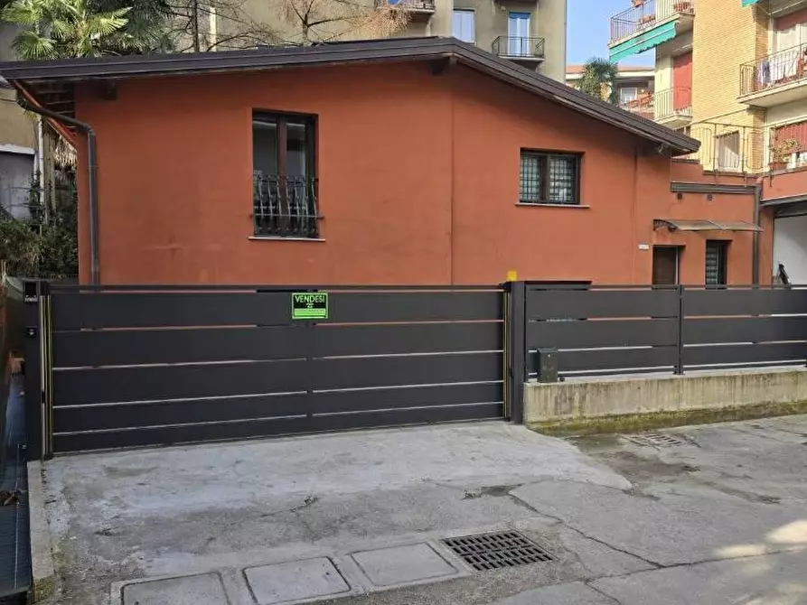 Immagine 15 di Villa in vendita  in VIA bellinzona a Como