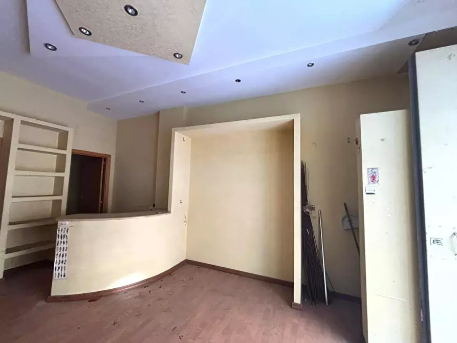 Immagine 10 di Locale commerciale in vendita  in VIA alcide de gasperi a Mugnano Di Napoli