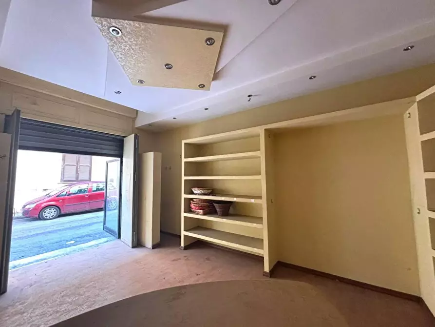 Immagine 8 di Locale commerciale in vendita  in VIA alcide de gasperi a Mugnano Di Napoli