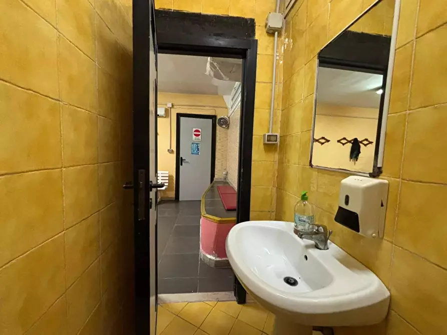 Immagine 19 di Locale commerciale in vendita  in VIA leonardo da vinci a Melito Di Napoli