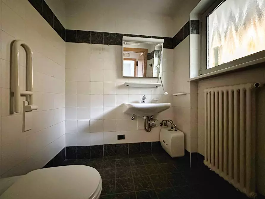 Immagine 6 di Locale commerciale in vendita  in VIA a Racines .Ratschings.