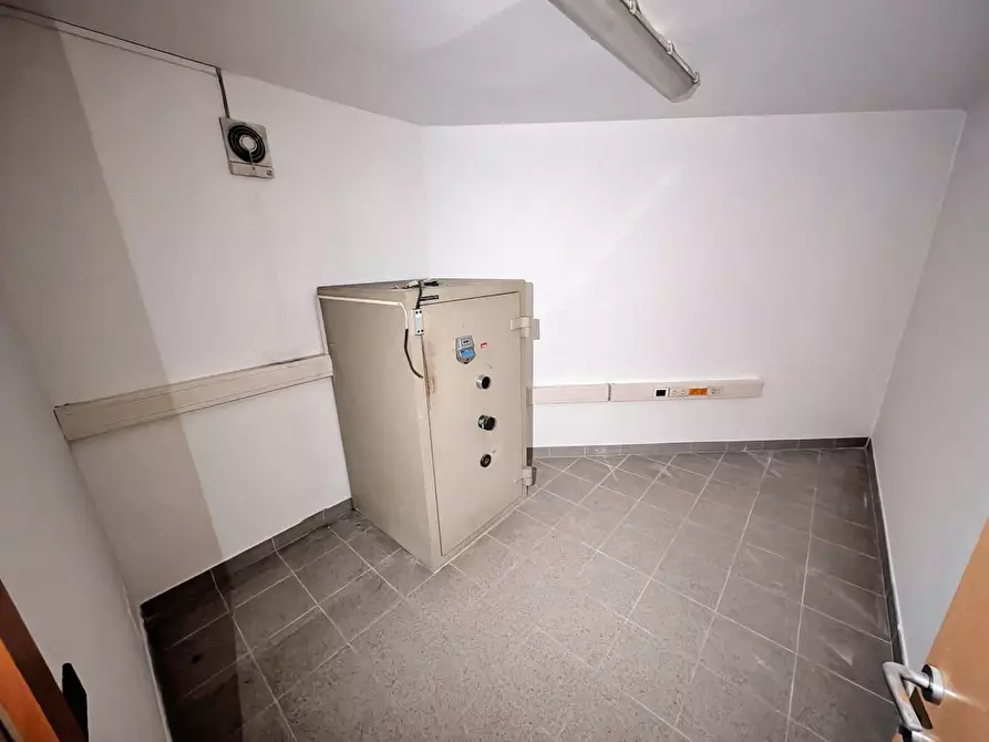 Immagine 8 di Locale commerciale in vendita  in VIA a Racines .Ratschings.