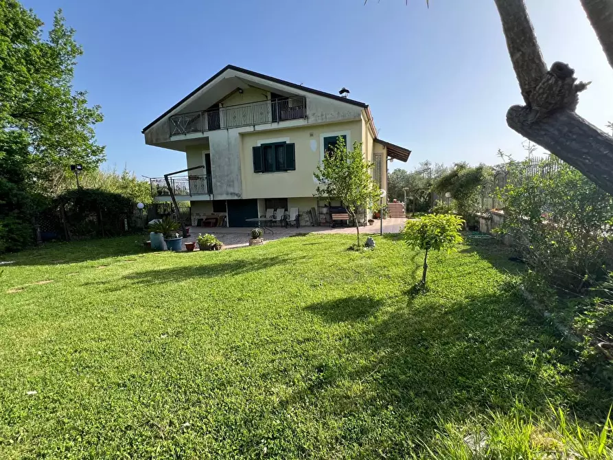 Immagine 1 di Villa in vendita  in VIA roberto uomo landi a Montecorvino Rovella