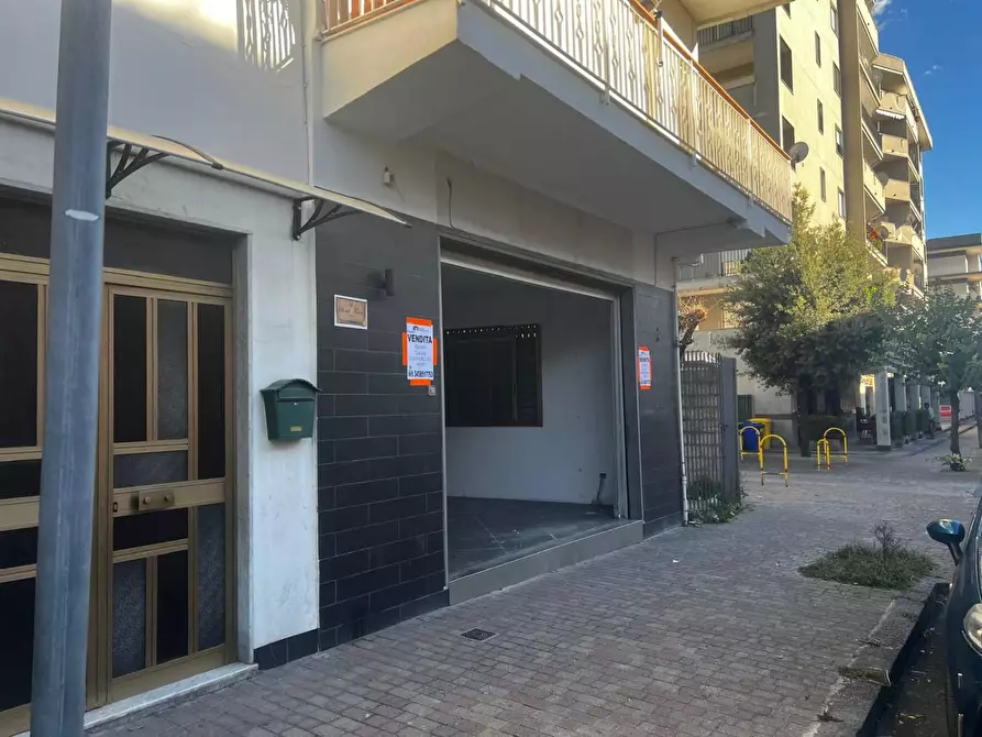 Immagine 1 di Negozio in vendita  in VIA ROSA JEMMA a Battipaglia