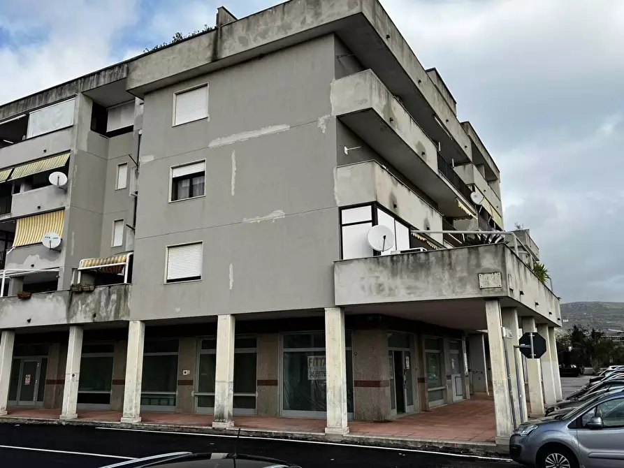 Immagine 11 di Locale commerciale in affitto  in VIA salvatore rosa a Battipaglia