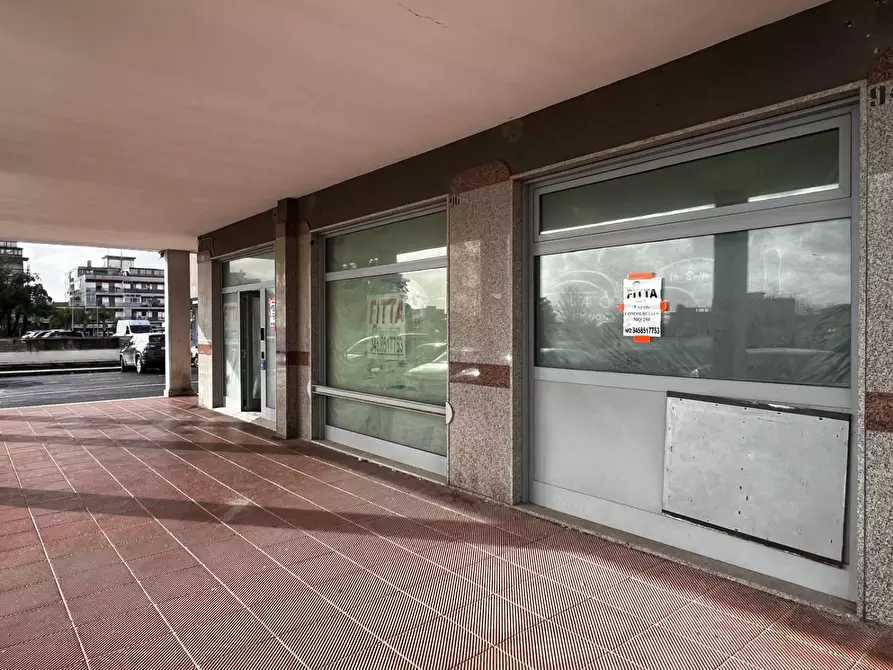 Immagine 2 di Locale commerciale in affitto  in VIA salvatore rosa a Battipaglia