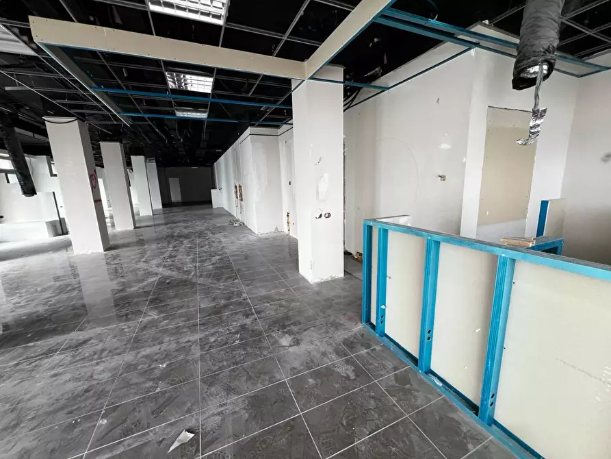 Immagine 15 di Locale commerciale in affitto  in VIA salvatore rosa a Battipaglia