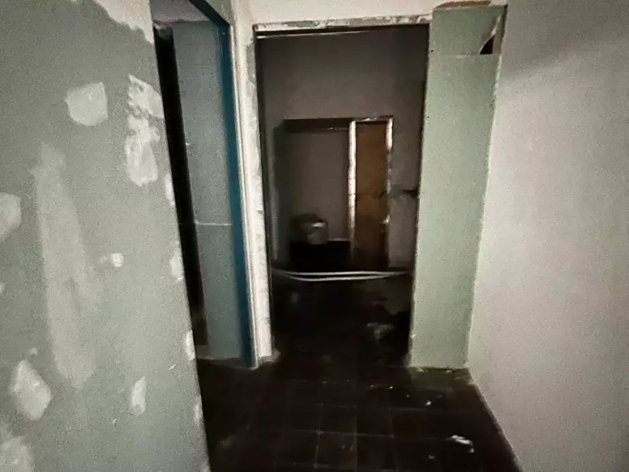 Immagine 18 di Locale commerciale in affitto  in VIA salvatore rosa a Battipaglia