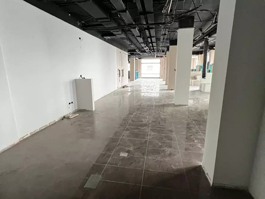Immagine 12 di Locale commerciale in affitto  in VIA salvatore rosa a Battipaglia
