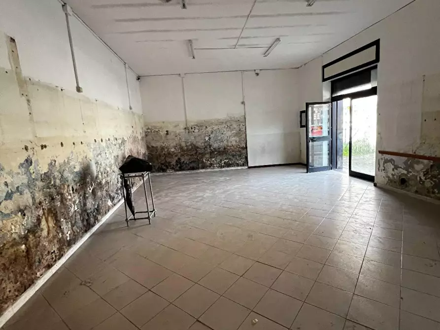 Immagine 9 di Locale commerciale in affitto  in STRADA statale 18 inferiore a Battipaglia