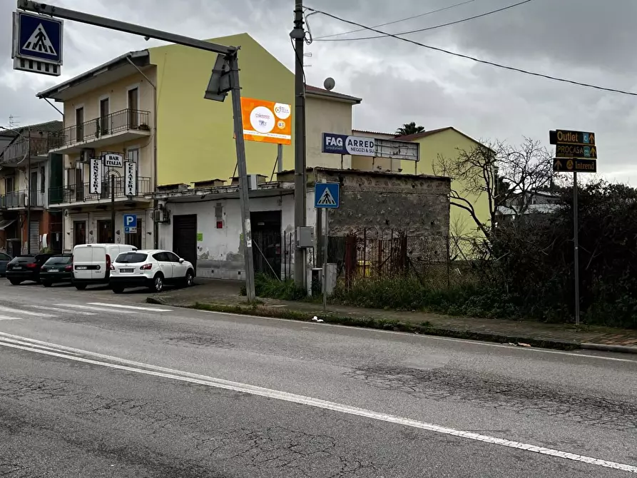 Immagine 1 di Locale commerciale in affitto  in STRADA statale 18 inferiore a Battipaglia