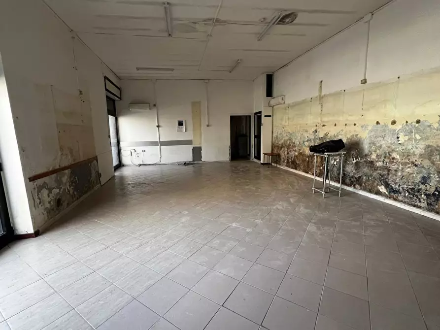 Immagine 5 di Locale commerciale in affitto  in STRADA statale 18 inferiore a Battipaglia