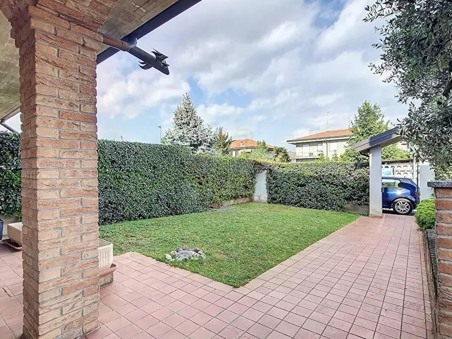 Immagine 19 di Villa in vendita  in VIA Calabria 13 a Lainate