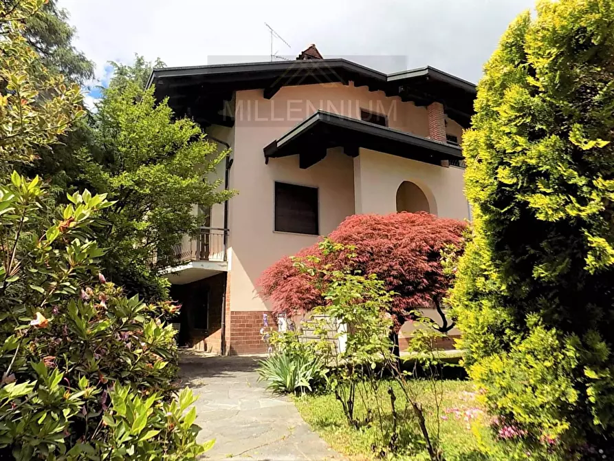 Immagine 1 di Villa in vendita  in VIA usellini 6 0 a Arona