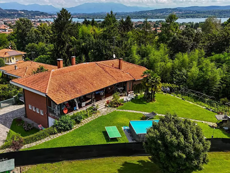 Immagine 1 di Villa in vendita  in VIA oleggio castello a Arona