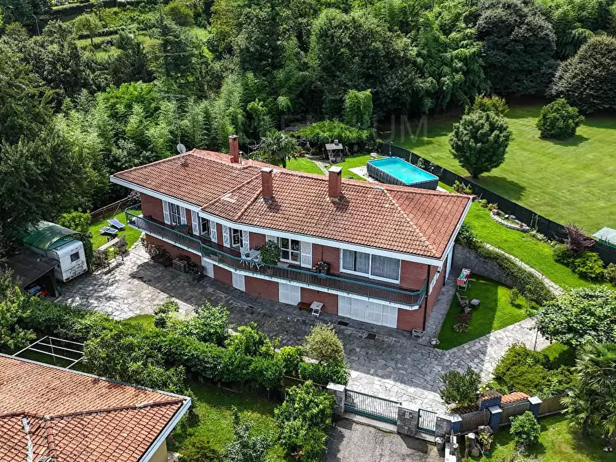 Immagine 2 di Villa in vendita  in VIA oleggio castello a Arona