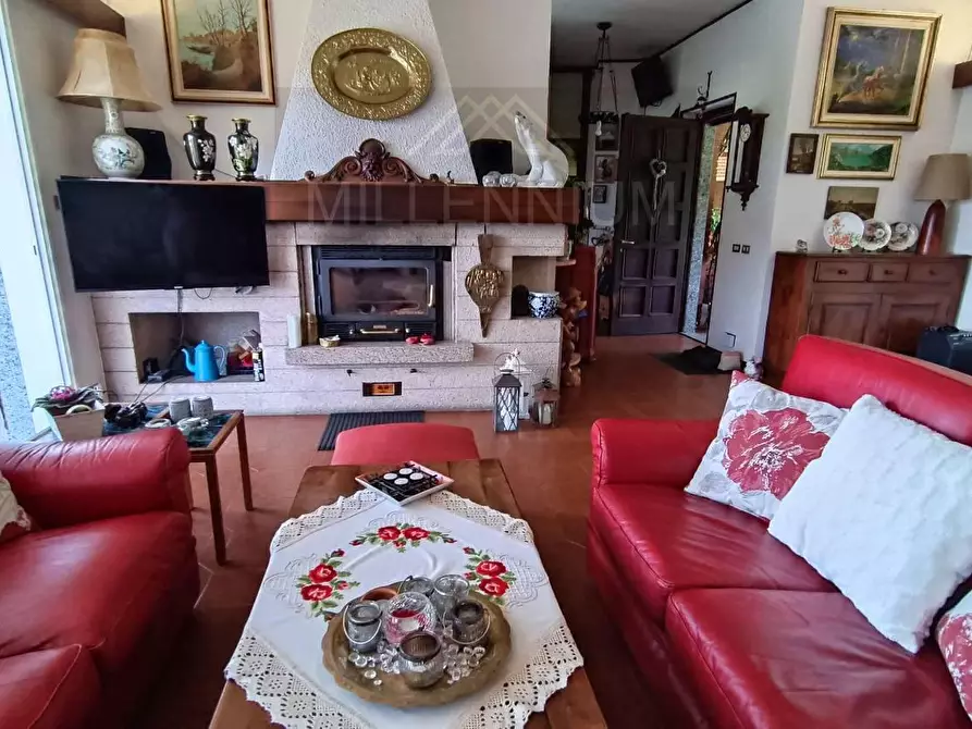 Immagine 4 di Villa in vendita  in VIA oleggio castello a Arona