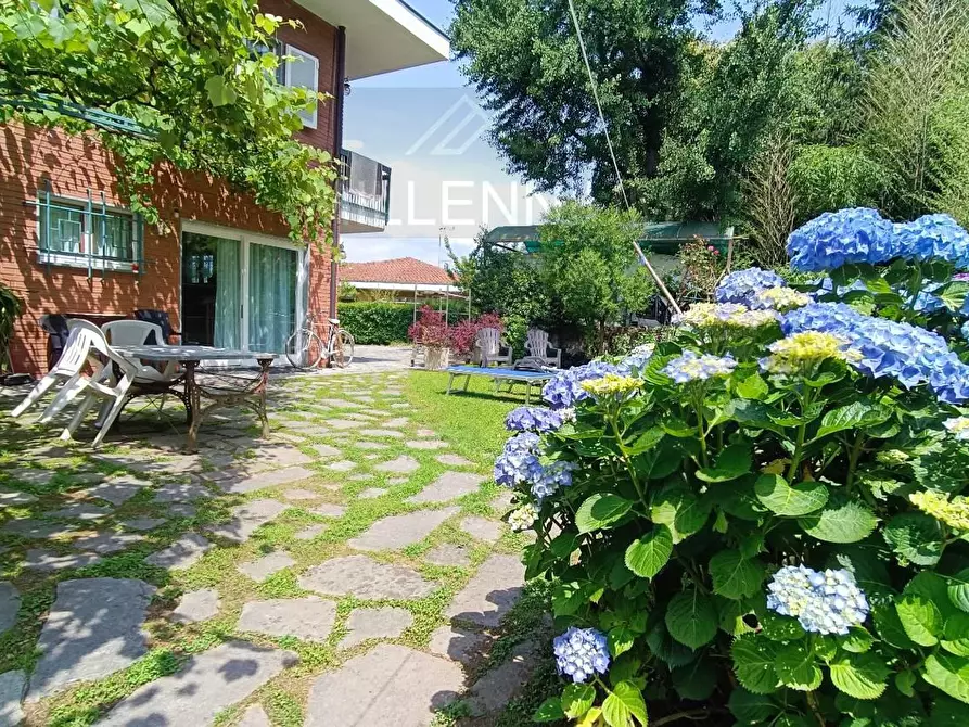 Immagine 12 di Villa in vendita  in VIA oleggio castello a Arona