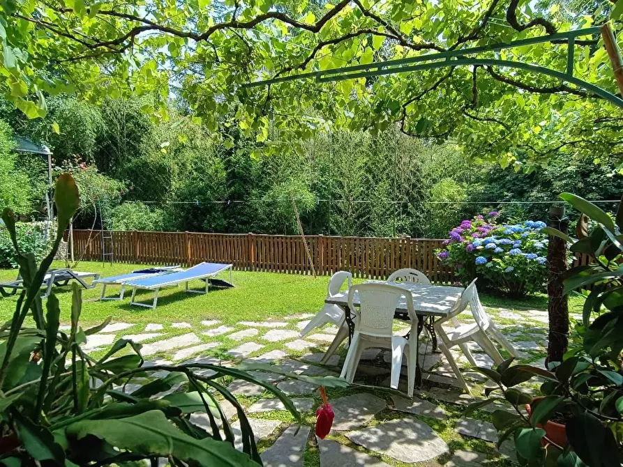 Immagine 10 di Villa in vendita  in VIA oleggio castello a Arona