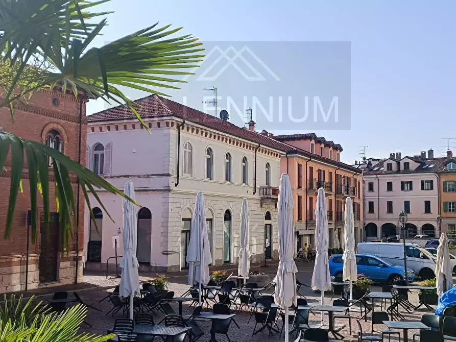 Immagine 1 di Negozio in vendita  in CORSO Cavour a Arona