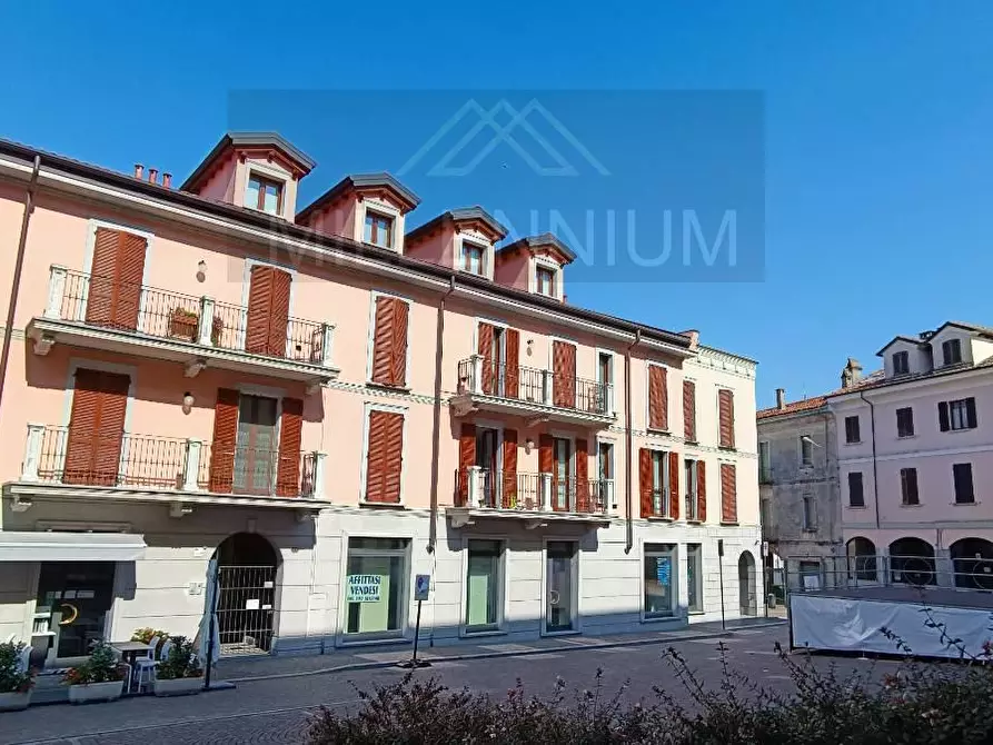 Immagine 12 di Negozio in vendita  in CORSO Cavour a Arona
