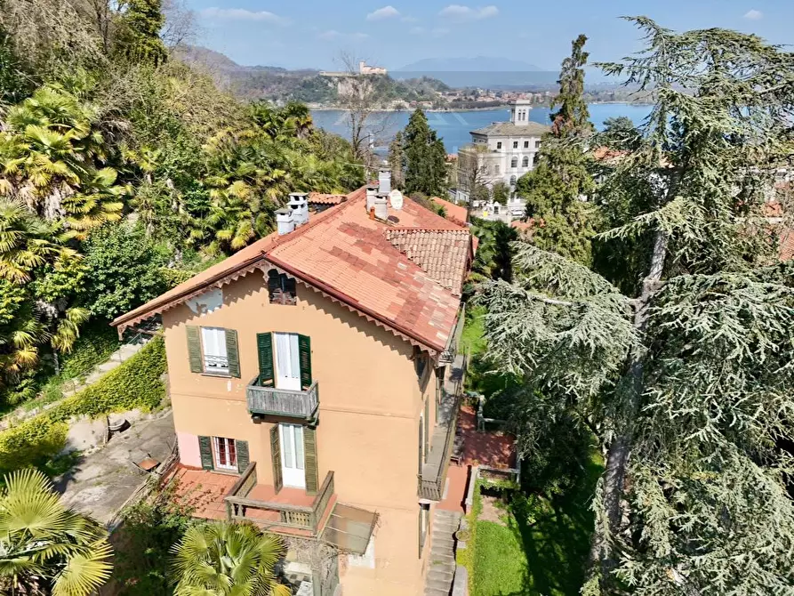 Immagine 1 di Villa in vendita  in VIA san carlo a Arona
